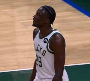 九游娱乐互动中心-字母弟雄鹿首秀！老里：字母哥抓着我手 说自己很紧张&amp;手都出汗了